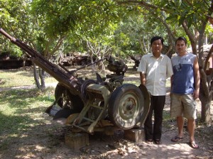 Khom and Scott with an artillery gun